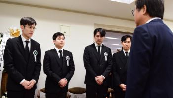 종일 빈소 지킨 이정재·정우성→정치권까지...故 안성기 늦은 밤까지 애도 이어져