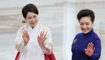 김혜경 여사, 펑리위안 여사 차담…“베이징서 만나 반가워”