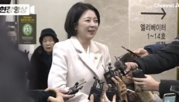 흰옷 입고 웃기까지…안성기 조문 배현진, 어땠기에
