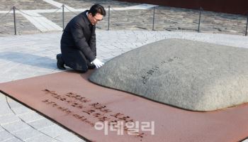 봉하마을 찾은 김민석 총리…"盧, 불꽃같던 모습 잊지않고 이으려 노력"