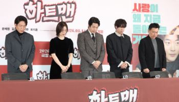 '하트맨'→'프로젝트 Y' 故 안성기 추모...올블랙→묵념으로 애도