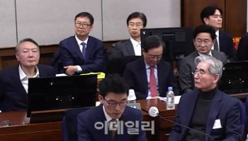 민주당 “윤석열 내란 재판 연기, 사법 참사”