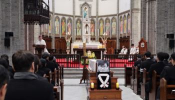 "국민 배우이자 참다운 스타"…정순택 대주교, 안성기 장례미사서 추모