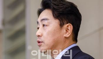 강훈식, 법무부·경찰청에 무기류 관리 점검 지시