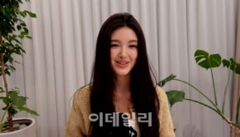 '뉴진스 퇴출 멤버' 다니엘, 깜짝 라이브 방송서 '버니즈' 외치며 울먹(종합)