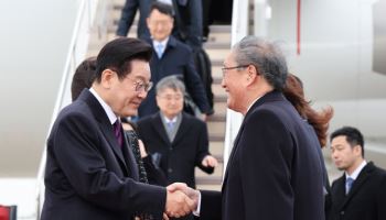 李대통령, 오사카 도착…日측 환영 속 정상회담 일정 돌입