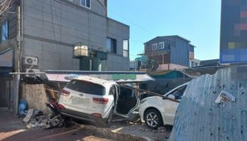 건물 돌진한 SUV…70대 운전자·60대 동승자 2명 부상
