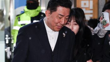 `공천헌금·수사무마` 김병기, 출국금지…전 보좌관 조사도