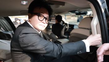 기습 ‘제명’된 한동훈 ‘비장한 표정으로 기자회견에 나서’