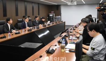 '美 반도체 관세 발표'에 정부·업계 긴급회동…“원팀으로 총력 대응”