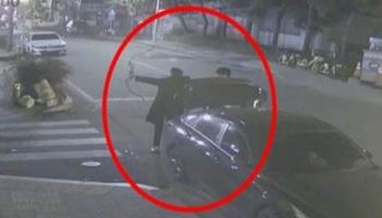 '휙' 한밤 산책 중 여성 옆 날아든 화살..."고의 없다"
