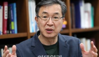 “대형마트 발 묶은 낡은 규제, 쿠팡 갑질 키워…유통법 대수술 시급”