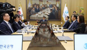 엇갈리는 금리경로 전망…역대 최장 '금리 동결기'로 이어질까