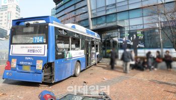 "갑자기 빨라지더니"…서대문역 버스 돌진사고, 시민들 `충격`
