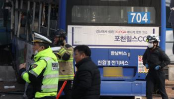 "20~30m 빠르게 달려오더니"…서대문역 버스 사고, 급발진 의심도(종합)
