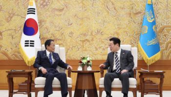 李대통령, 아소 前 일본 총리 접견…"서로 도움되자"