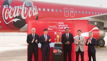[포토] FIFA 월드컵 트로피, 코카-콜라 특별 전세기 한국 도착