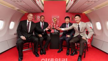 [포토] 코카-콜라 전세기 타고 한국 도착한 'FIFA 월드컵 트로피'