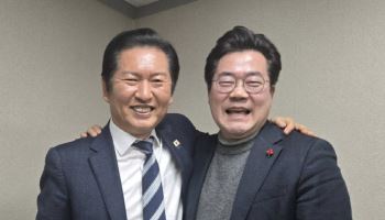 “어색함 푸는 중”…정청래·박찬대, 지선 앞 심야 회동