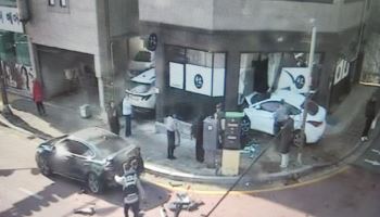"길 가던 10살 두 다리 부러져"...60대 운전자, 추돌 뒤 인도 돌진