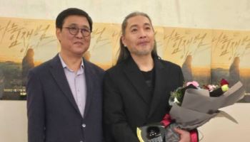 최휘영 장관, '은퇴 선언' 임재범에 공로패