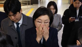 굳은 표정의 이혜훈, '청문회 파행' 지켜보며 대기