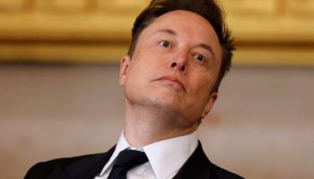 머스크 "테슬라, 슈퍼컴 도조 개발 재개…AI5칩 준비 완료"