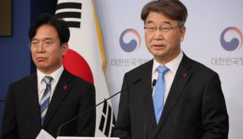 李대통령, 김지형 경제사회노동위원장에 임명장 수여