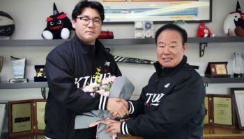 '안방마님' 장성우, 캠프 출국 하루 전 KT와 FA 계약...2년 최대 16억원