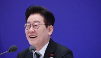 '사랑하는' 강훈식 출마설 묻자…李대통령 "전 아내를 사랑"