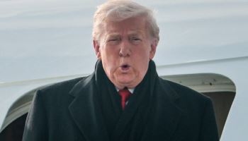 트럼프, 에어포스원 전기 문제로 회항…2시간 늦게 스위스 도착