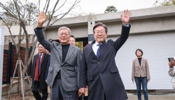 31번 ‘성장’ 외친 이재명…문재인에게 배워야 할 것