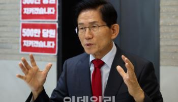 김문수, ‘공직선거법 위반’ 혐의 부인…“수동적으로 명함 건넨 것”