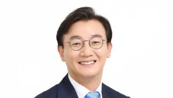 "일하고 또 일하겠다"...잠행 전재수, SNS 활동 눈길