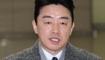 강훈식 "쉽지 않지만 최선 다하겠다"…캐나다 잠수함 출국