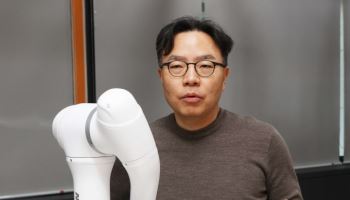 “中로봇, 美챗GPT에 이기려면 韓, AI팩토리로 승부 걸어야”