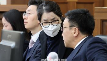김건희, 귓속말 뭐라고 했길래 변호인도 '쉿'..."무죄"에 팔 꽉