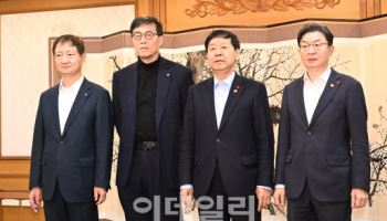 4개월만에 F4 회의 참석한 구윤철 "코리아 프리미엄 시대 열 것"