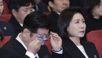 李대통령, 故이해찬 총리 영결식 참석…눈물 훔치기도