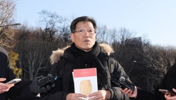 ‘위안부 모욕’ 극우단체 대표 조사 10시간여 만에 종료