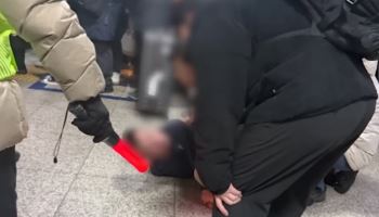 지하철 승강장서 흉기 위협한 70대…시민들 몸 던졌다
