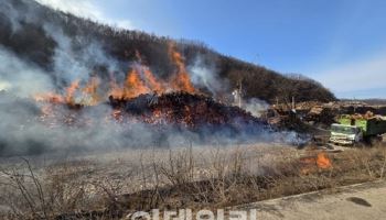 청송서 목재공장 화재...헬기 9대 투입 진화 중