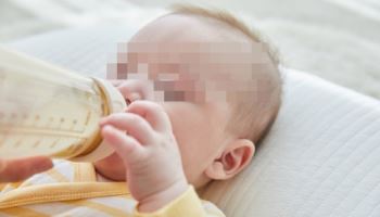 '술 마시러 가려고' 7개월에 젖병 물린 채 외출, 질식사...집유