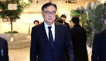 경찰, '대통령실 PC 초기화' 정진석 18시간 밤샘조사