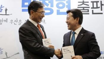안희정, 8년 만에 정치 행사 등장…“깊은 분노와 우려”