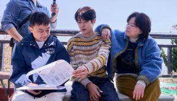 최우식 '넘버원' 오늘 개봉...정겨움 가득 비하인드 스틸 공개