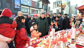 국제 외교 바빴던 시진핑, 춘제 앞두고 시장 찾아 민심 돌보기