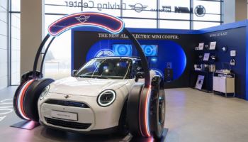 MINI, 작년 글로벌 전기차 10만대 판매…전체 3분의 1이 전기