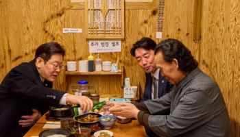 "주식 공부하고 있어요" "개딸이에요"...李대통령, 깜짝 등장하자