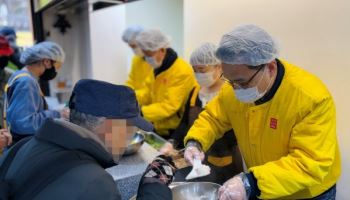 아성다이소, 설 맞아 무료 급식소에서 배식 봉사활동